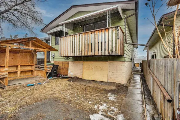 903 44 ST SE #D, Calgary, AB T2A 5K7