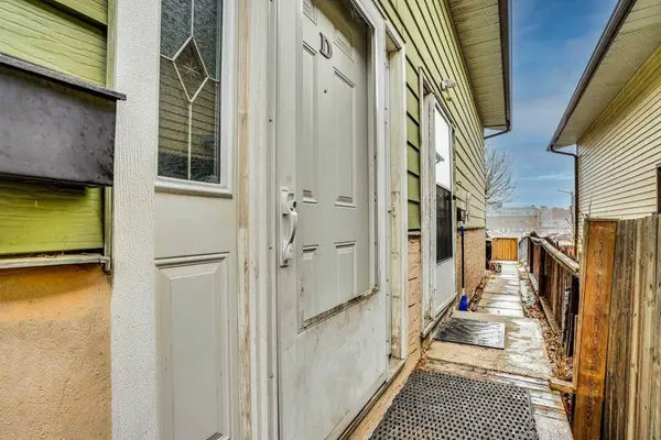 903 44 ST SE #D, Calgary, AB T2A 5K7