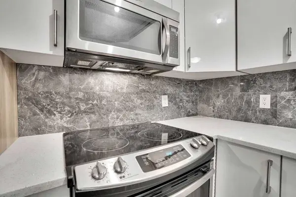 903 44 ST SE #D, Calgary, AB T2A 5K7