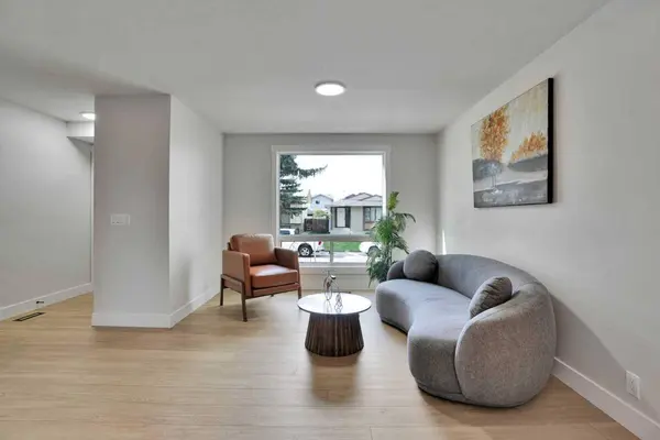 74 Castledale WAY NE, Calgary, AB T3J 2A2