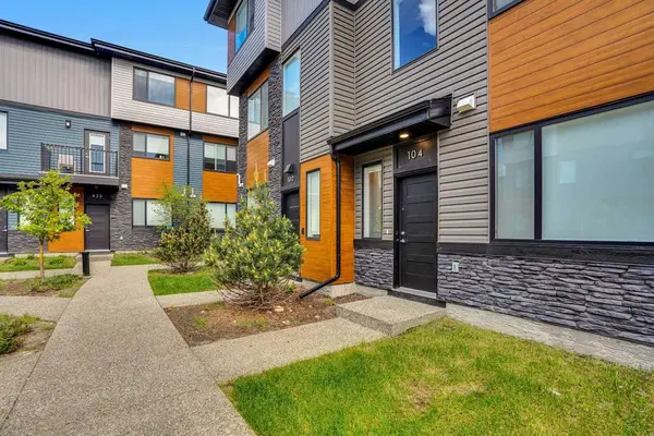 104 Corner Glen CIR NE, Calgary, AB T3N 2E2