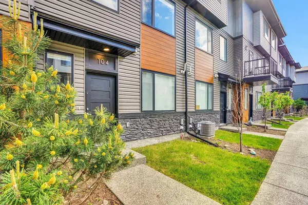 104 Corner Glen CIR NE, Calgary, AB T3N 2E2