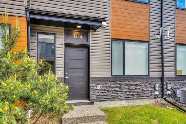 104 Corner Glen CIR NE, Calgary, AB T3N 2E2