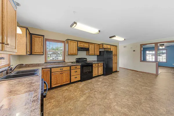 2203 Rolling Green LN, North Mankato, MN 56003