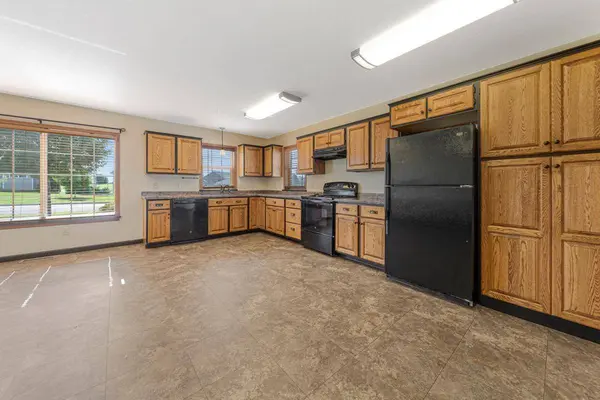 2203 Rolling Green LN, North Mankato, MN 56003