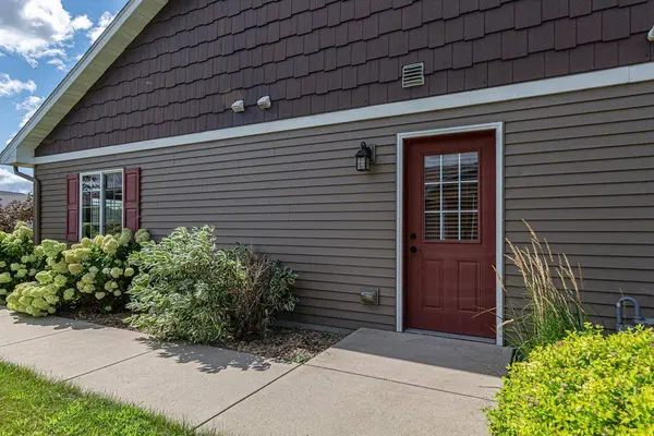 2203 Rolling Green LN, North Mankato, MN 56003