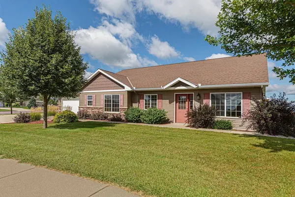 2203 Rolling Green LN, North Mankato, MN 56003