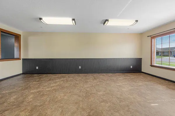 2203 Rolling Green LN, North Mankato, MN 56003