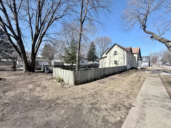 46 2nd ST NE, Madelia, MN 56062