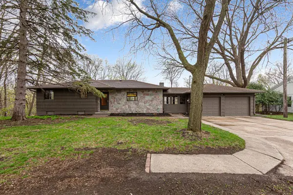 1304 Noretta DR, North Mankato, MN 56003