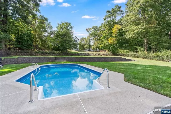 53 Mountain Ridge DR, Wayne, NJ 07470