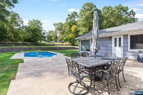 53 Mountain Ridge DR, Wayne, NJ 07470