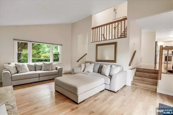 85 Lexington LN, Wayne, NJ 07470