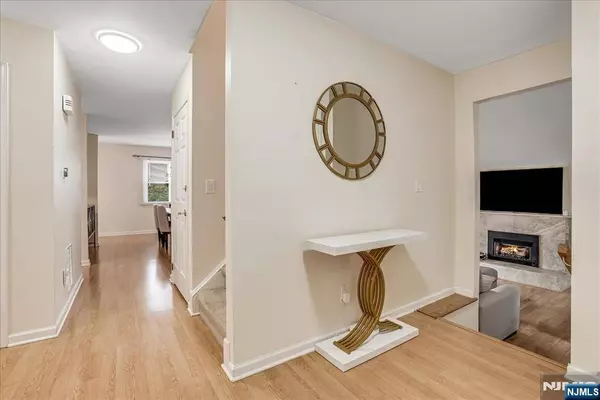 85 Lexington LN, Wayne, NJ 07470