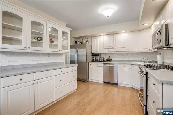 85 Lexington LN, Wayne, NJ 07470