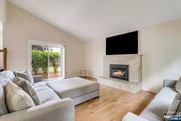 85 Lexington LN, Wayne, NJ 07470