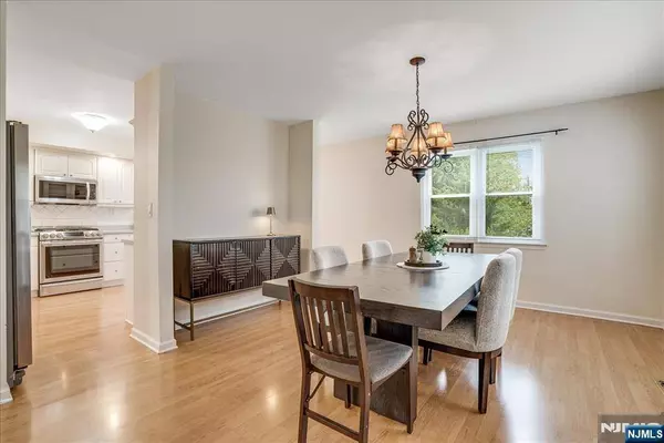 85 Lexington LN, Wayne, NJ 07470