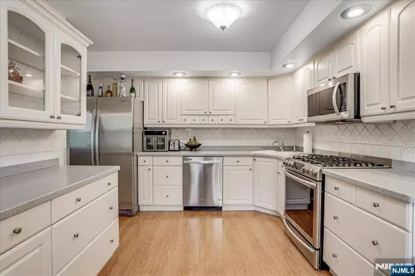 85 Lexington LN, Wayne, NJ 07470