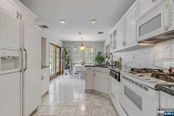 64 Kiwanis DR, Wayne, NJ 07470