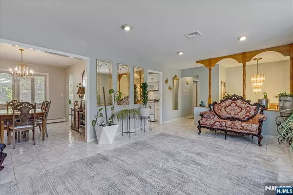 64 Kiwanis DR, Wayne, NJ 07470