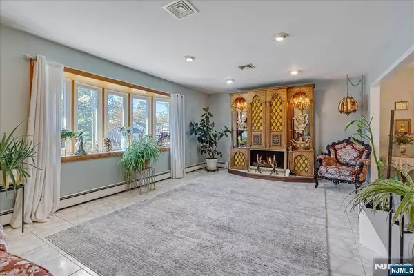 64 Kiwanis DR, Wayne, NJ 07470