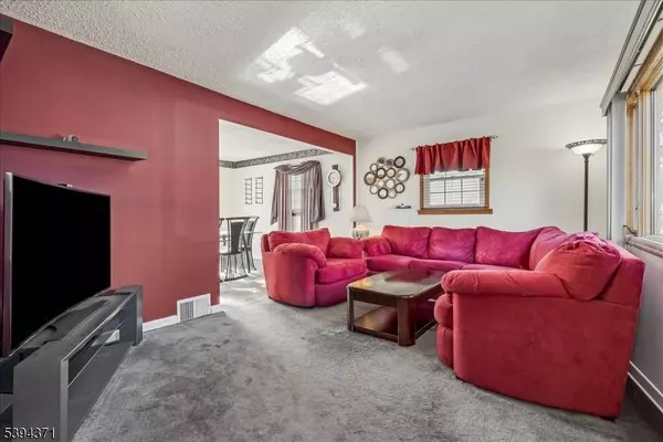 81 Maple Hill Rd, Clifton City, NJ 07013