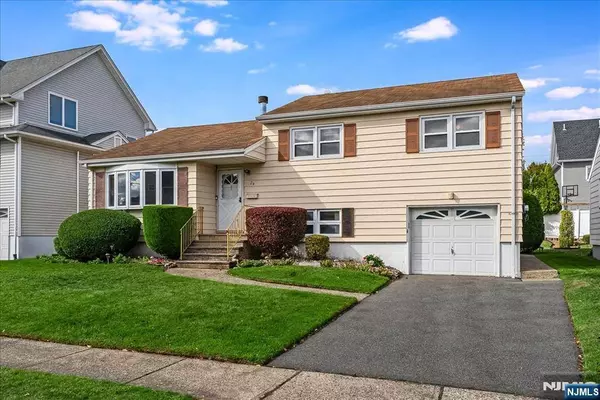 24 Lorrie LN, Clifton, NJ 07012