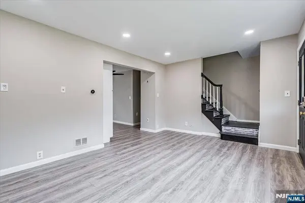 75 Fichter ST, Bloomingdale, NJ 07403