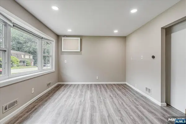 75 Fichter ST, Bloomingdale, NJ 07403