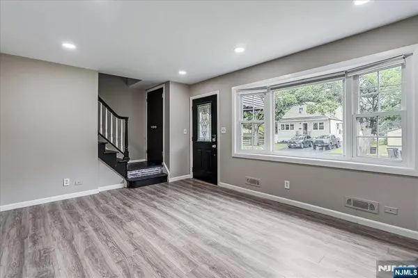 75 Fichter ST, Bloomingdale, NJ 07403