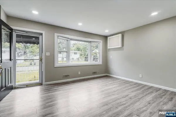 75 Fichter ST, Bloomingdale, NJ 07403