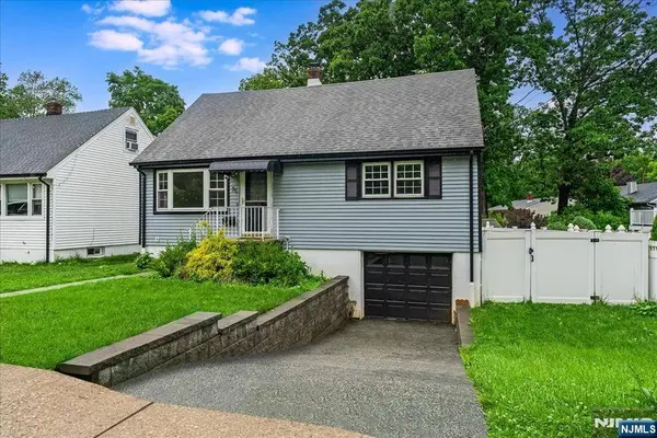 75 Fichter ST, Bloomingdale, NJ 07403