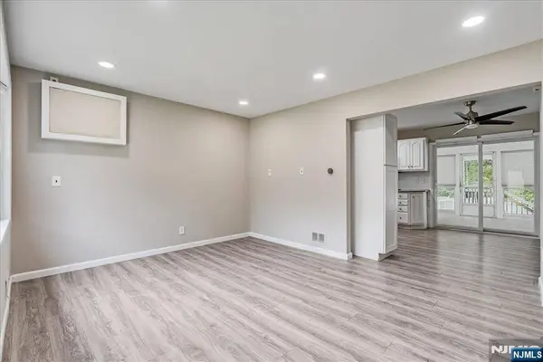 75 Fichter ST, Bloomingdale, NJ 07403