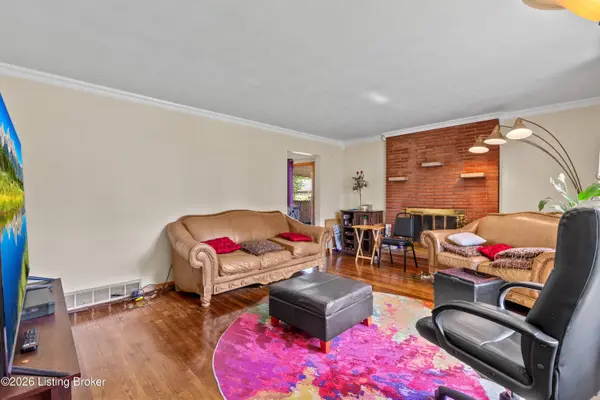 2400 Elkhorn Ln, Louisville, KY 40216