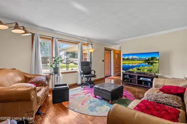 2400 Elkhorn Ln, Louisville, KY 40216