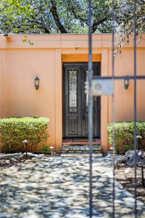 18703 Lakeland DR, Lago Vista, TX 78645