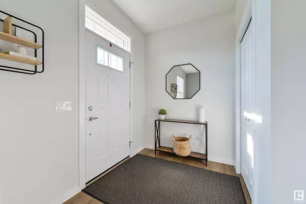 2126 MAPLE RD NW, Edmonton, AB T6T 2L6