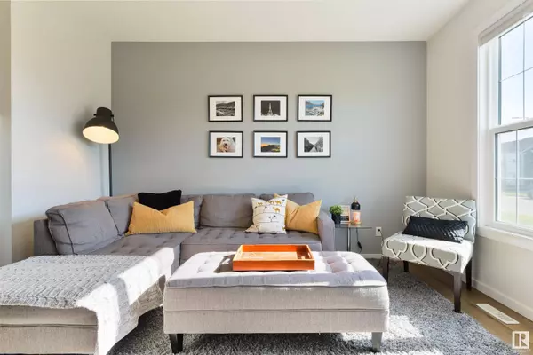 2126 MAPLE RD NW, Edmonton, AB T6T 2L6