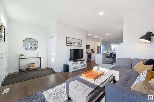 2126 MAPLE RD NW, Edmonton, AB T6T 2L6