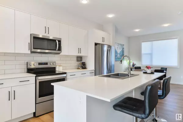 2126 MAPLE RD NW, Edmonton, AB T6T 2L6