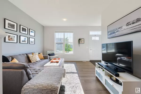 2126 MAPLE RD NW, Edmonton, AB T6T 2L6