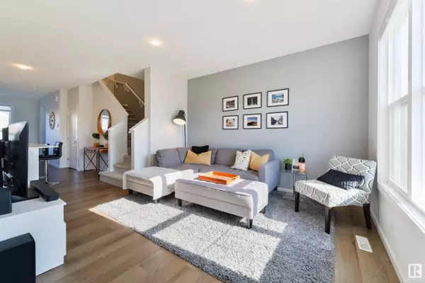 2126 MAPLE RD NW, Edmonton, AB T6T 2L6