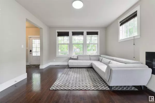 11216 67 ST NW, Edmonton, AB T5B 1L1