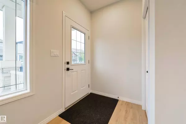 17648 62 ST NW, Edmonton, AB T5Y 4B8