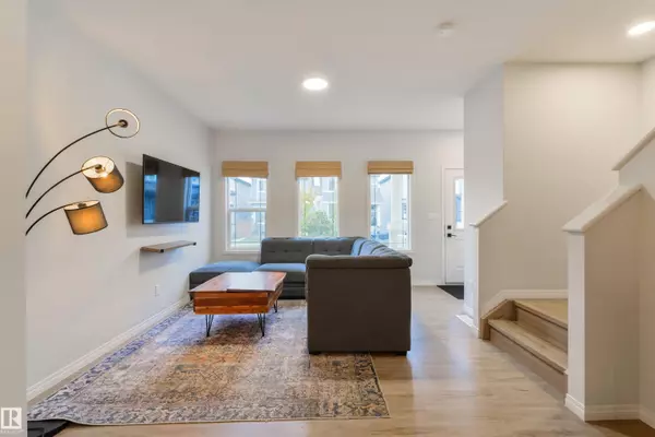 17648 62 ST NW, Edmonton, AB T5Y 4B8