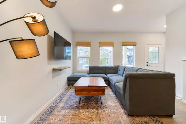 17648 62 ST NW, Edmonton, AB T5Y 4B8