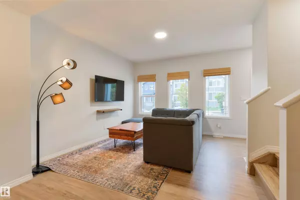 17648 62 ST NW, Edmonton, AB T5Y 4B8