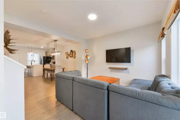 17648 62 ST NW, Edmonton, AB T5Y 4B8