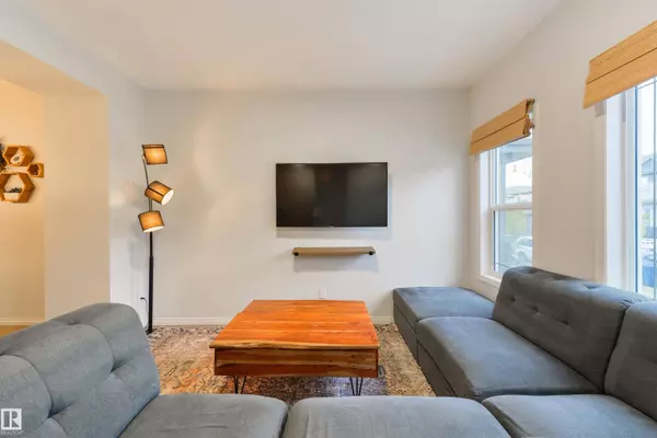 17648 62 ST NW, Edmonton, AB T5Y 4B8