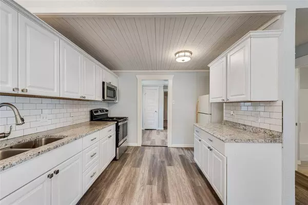 410 Poindexter Avenue, Cleburne, TX 76033